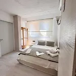 Tek Han *